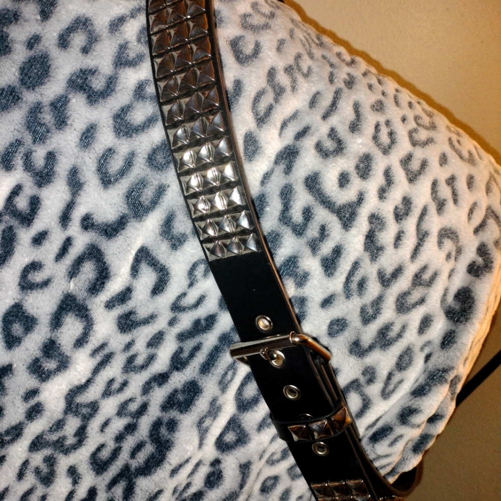 Hot Topic pyramid stud belt!